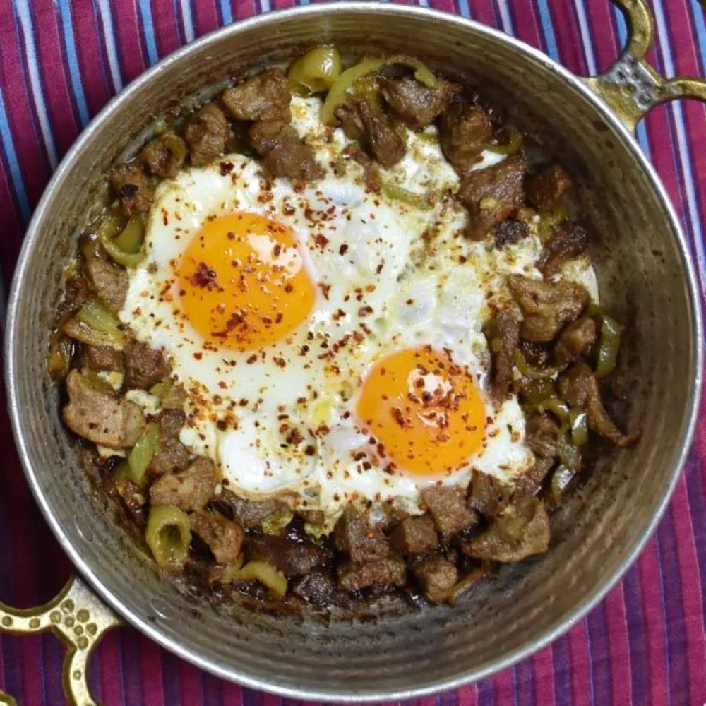 Kavurmalı Kaşarlı Yumurta